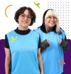 Foto de duas jovens aprendizes sorrindo