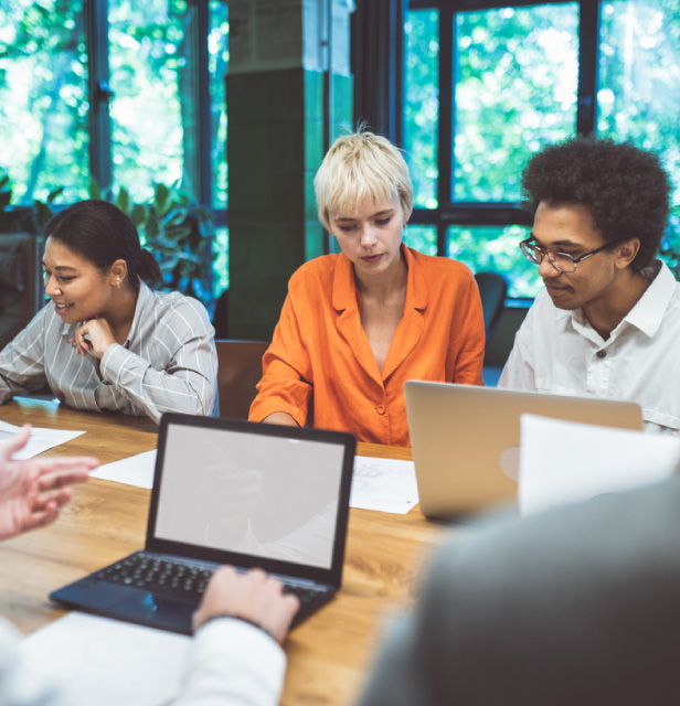 Imagem cinematográfica de pessoas trabalhando