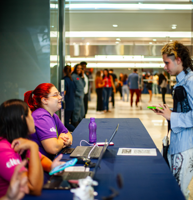 foto com duas mulheres fazendo a recepção do teatro CIEE em evento