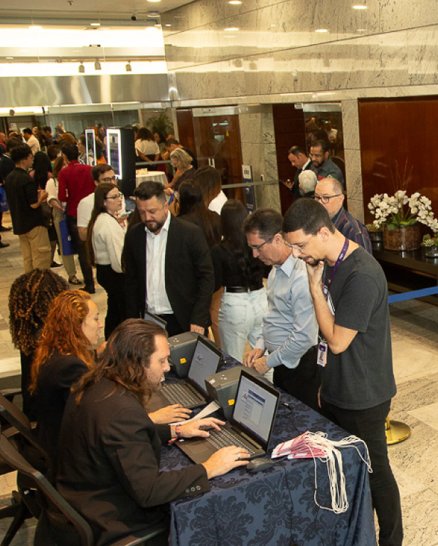 Foto da recepção do teatro CIEE com pessoas sendo atendidas