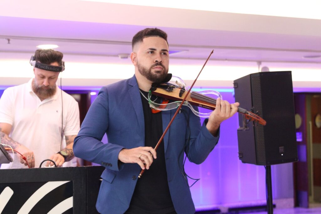 Foto do violinista tocando no evento