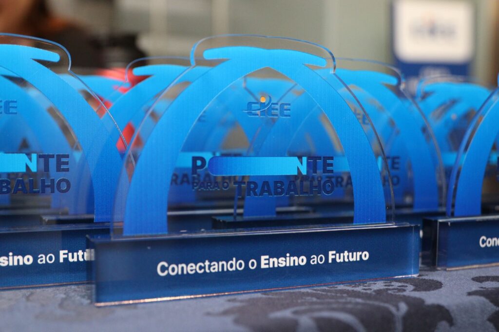 Foto dos troféus da ponte para o trabalho 2025