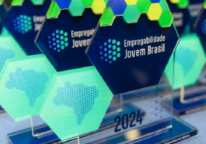 Foto do troféu Empregabilidade jovem Brasil 2024