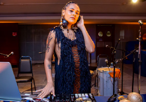 Foto da DJ no Encontro CIEE da Diversidade Edição Maratona do Orgulho