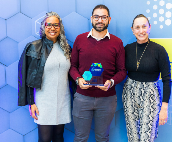 Foto de 3 premiados no evento