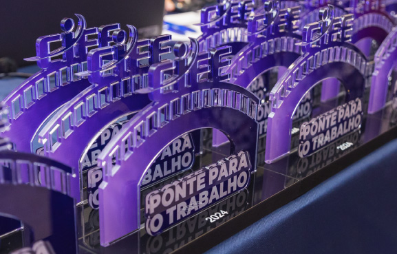 Foto do troféu ponte para o trabalho