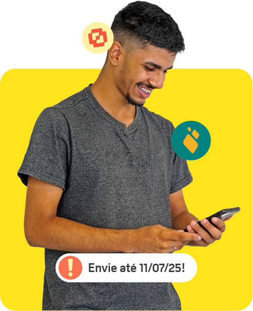 Jovem estudante olhando para o celular e sorrindo