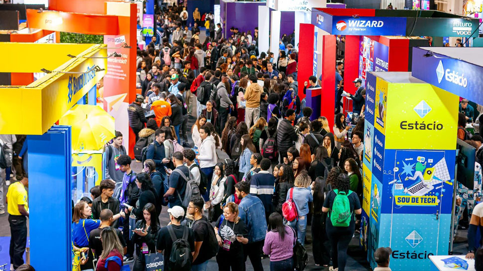 Imagem da EXPO CIEE 2025 vista de cima com muitas pessoas e estandes de marcas famosas luminosos