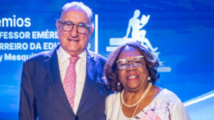 Eunice Prudente e Antonio Palma são homenageados durante o Dia dos Professores no CIEE.