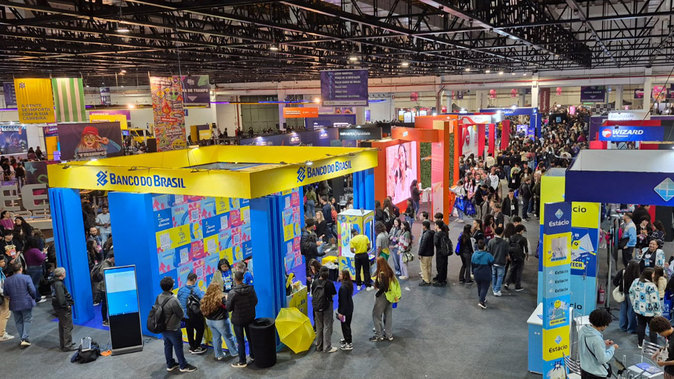 EXPO CIEE 2025 cheio de estandes com milhares de jovens circulando pelo local