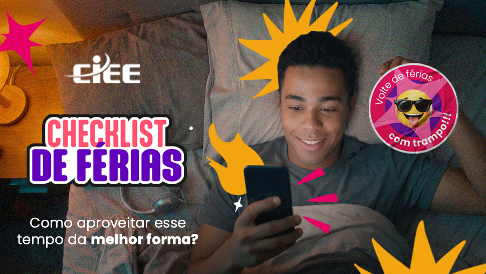 Imagem de um jovem estudante deitado na cama e mexendo no celular à procura de oportunidades de emprego.