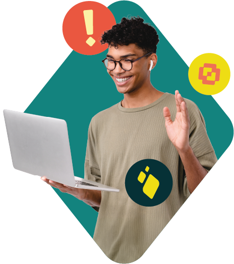 Jovem moreno segurando um notebook com uma mão e a outra acenando
